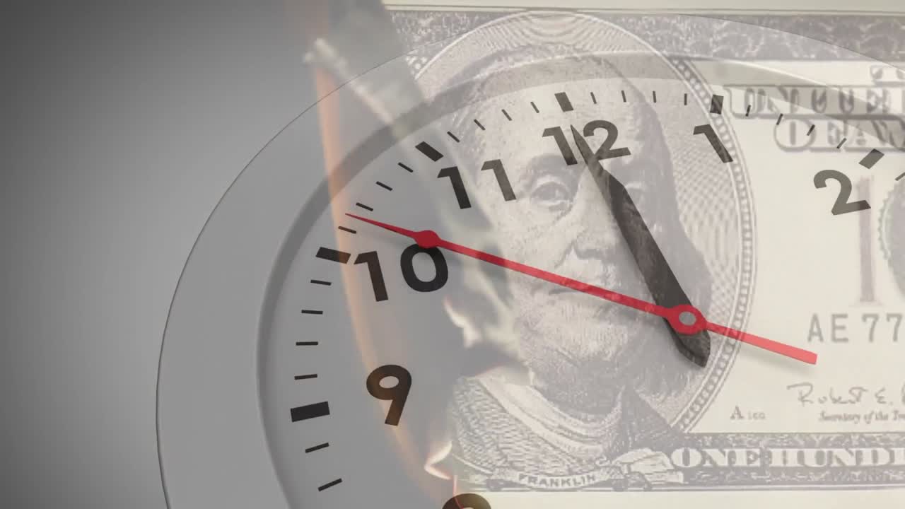 Animación de reloj que avanza sobre billete de dólar estadounidense quemándose.