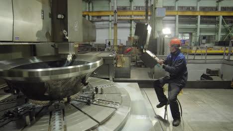 máquinas industriales en funcionamiento con trabajador