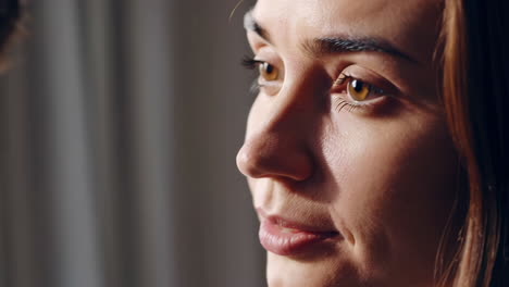 perfil de una mujer en primer plano