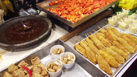 Comida-Frita-Indonesia-Tofu-Bocadillos-Dulces-Y-Picantes-En-El-Vendedor-Del-Mercado-Callejero,-Sudeste-Asiático