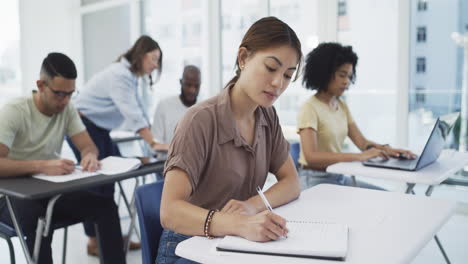 estudiantes en un aula estudiando