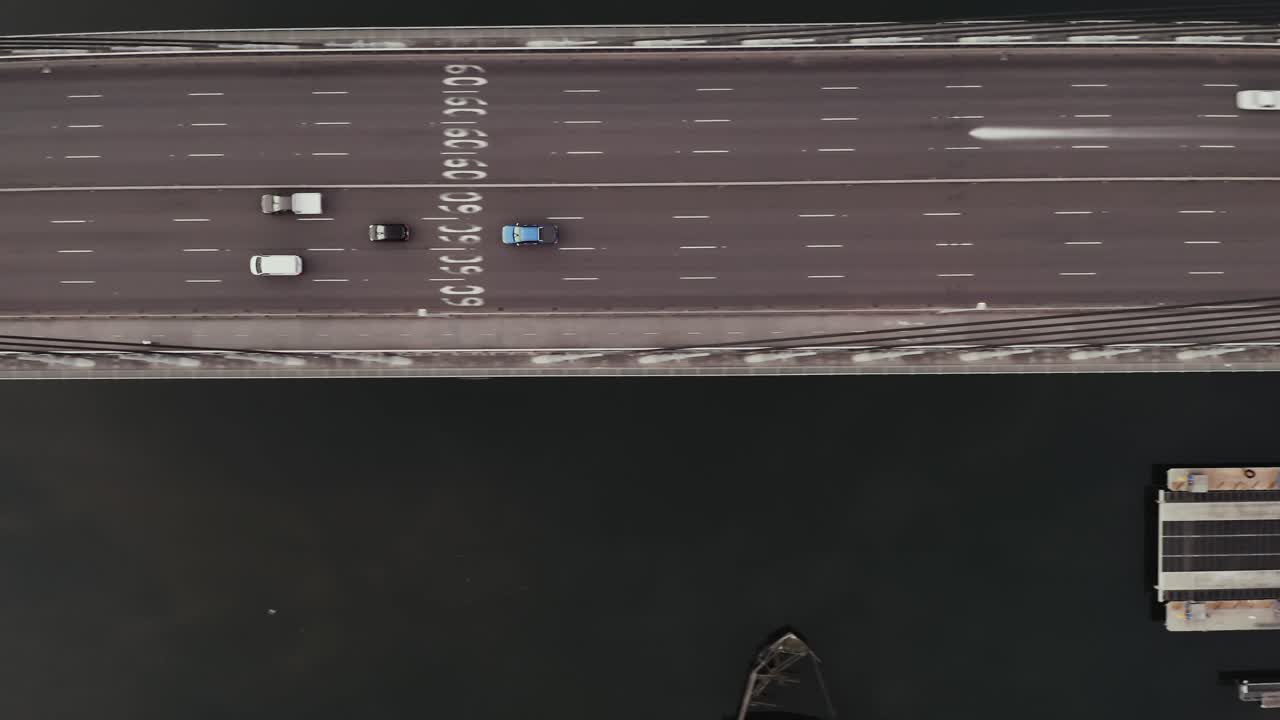 강 을 가로질러 서스펜션 브리지 를 가로질러 흐르는 교통 의 드론 항공 사진