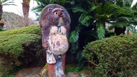 Gran-Estatua-Japonesa-De-Tanuki-En-Un-Jardín-Tradicional-Dentro-De-Un-Santuario