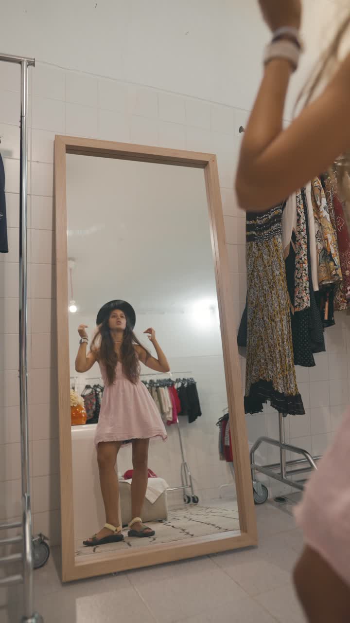 Donna che prova dei vestiti in un negozio di abbigliamento
