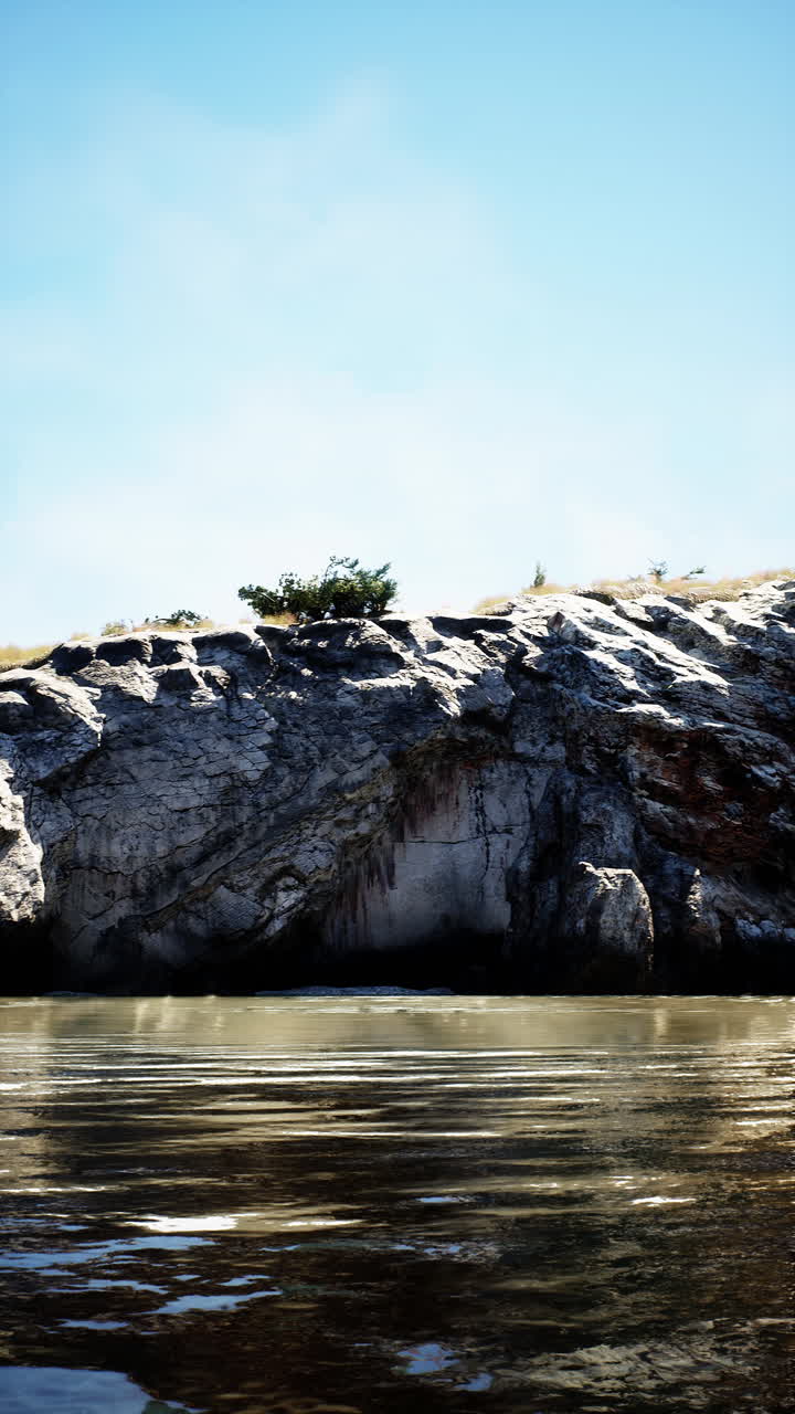 바위 가 있는 절벽 이 조용 한 물체 를 내려다보고 있다