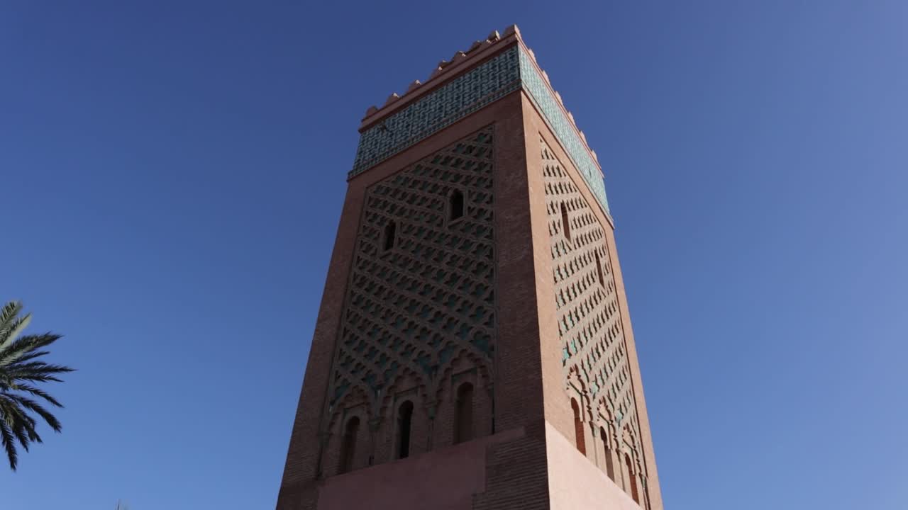 paseo a caballo en la ciudad de marrakech mirando el hermoso minarete de una mezquita