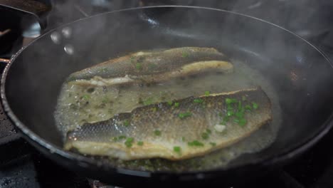 freír pescado fresco con varias hierbas y verduras