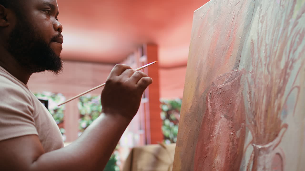 hombre pintando en lienzo