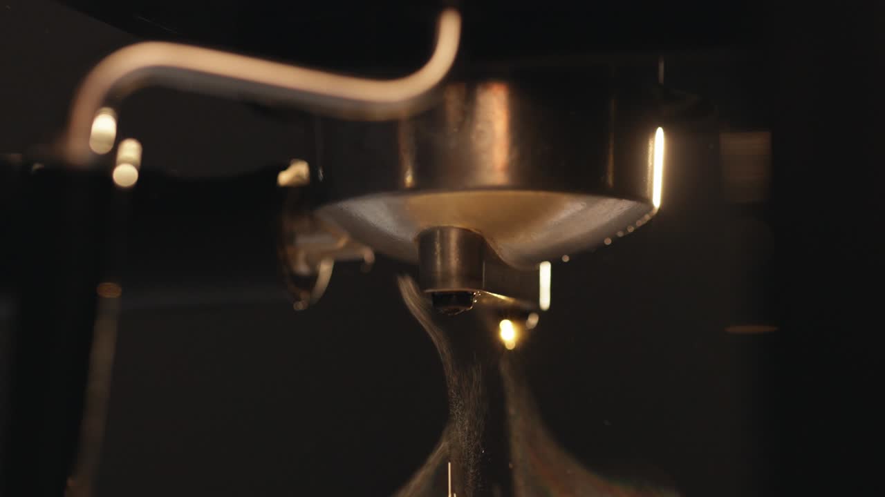 커피 한 방울이 신선한 에스프레소에 떨어지는 슈퍼 슬로 모션 디테일  - 커피 컵에 떨어지는 방울 - 우유 한 잔에 떨어지는