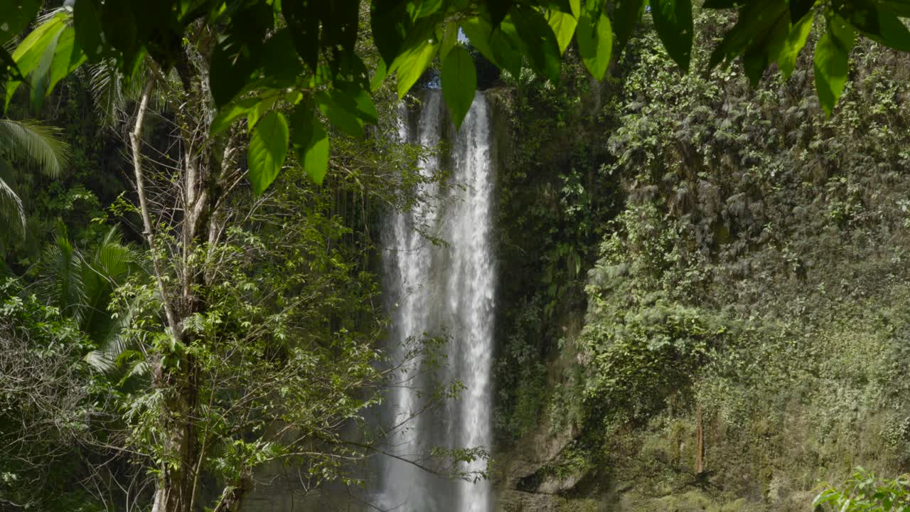 Le lussureggianti Cascate Camugao nelle Filippine con una vegetazione verde vibrante.