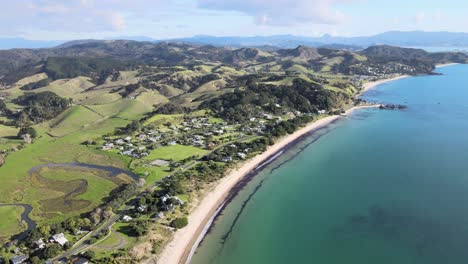 Increíble-Paisaje-Natural-De-Matarangi-Nueva-Zelanda---Toma-Aérea