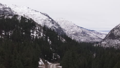 Serenidad-De-Montaña-En-El-Abrazo-Del-Invierno