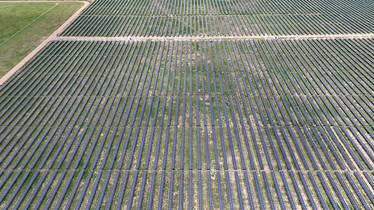 conjunto de paneles solares en una gran granja de energía solar en ee.uu.