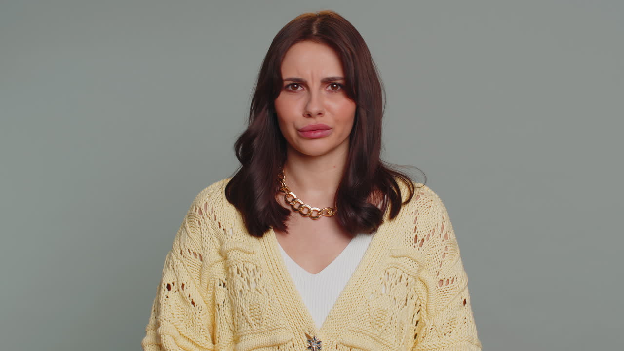 mujer joven molesta disgustada reaccionando a una idea desagradable y horrible, insatisfecha con la mala calidad, no