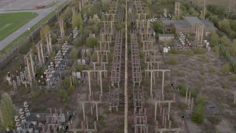 Volar-Sobre-La-Central-Eléctrica-En-Un-Estado-De-Decadencia-Y-El-Recrecimiento-De-La-Naturaleza-Que-Lo-Rodea