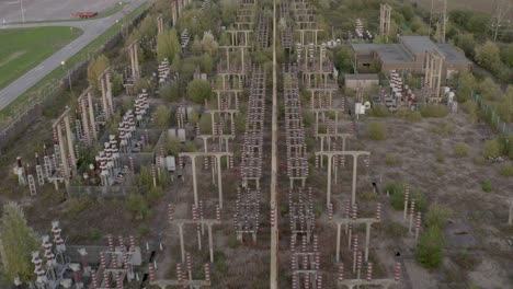volar sobre la central eléctrica en un estado de decadencia y el rebrote de la naturaleza que lo rodea