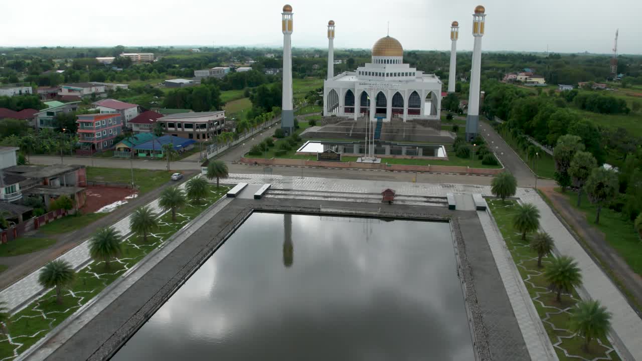 Maisema, drone-kameran kuva auringonlaskusta Songkhlan provinssin moskeijalla, Thaimaassa. Kaunis suuri moskeija ramadan-päivän ilta-auringonlaskussa. Video, luonnolliset värit, 4K-resoluutio.