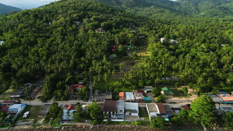 Koh-Phangan-Küstenstraße-Mit-Unberührter-Tropischer-Wildnis-Dahinter