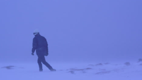 Frau-Geht-In-Schwerem-Schneesturm-Spazieren,-Schwenk-Nach-Links