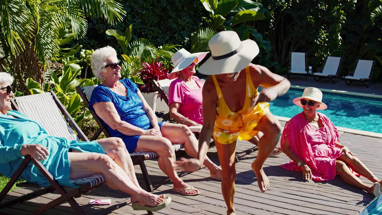 Donne anziane che si rilassano a bordo piscina