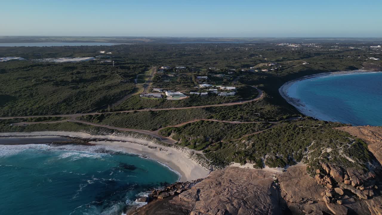 vista aérea panorámica muestra salmón y playa del cielo azul en el área de esperance
