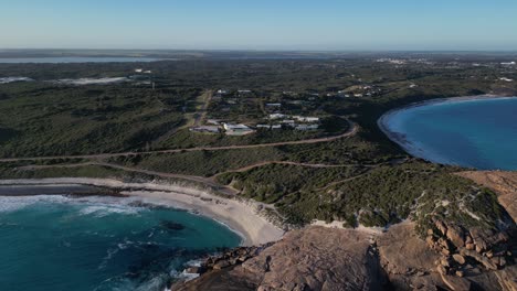 Vista-Aérea-Panorámica-Que-Muestra-El-Salmón-Y-La-Playa-Blue-Heaven-En-El-área-De-Esperance.