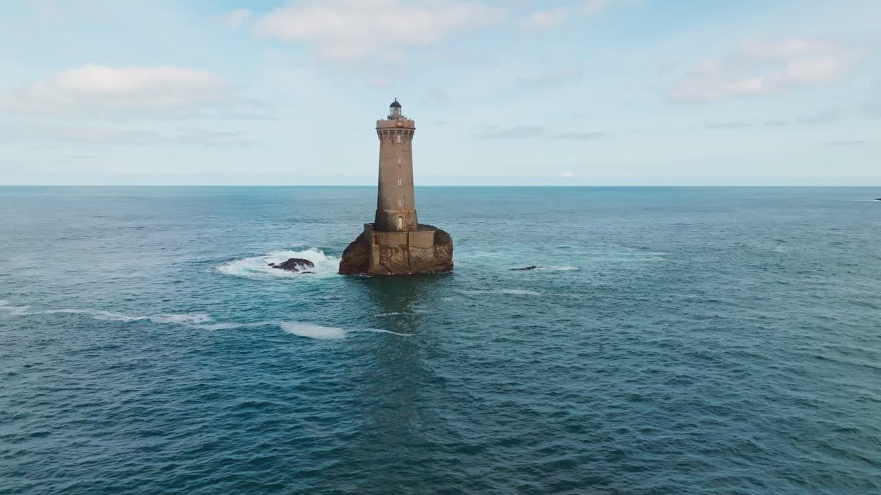 вращающийся снимок маяка phare du four в бретане, франция