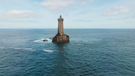 Eine-Rotierende-Aufnahme-Des-Leuchtturms-Phare-Du-Four-In-Der-Bretagne,-Frankreich