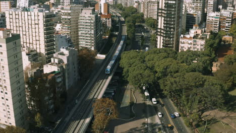 antena - estación de tren belgrano c, buenos aires, argentina, plano general hacia atrás