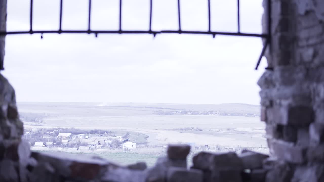 폐허를 통해 시골 풍경