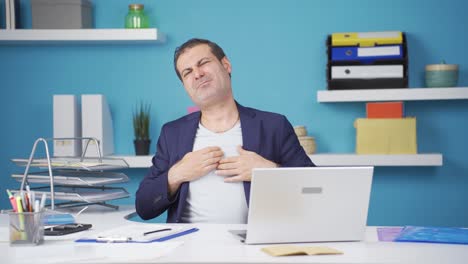un hombre de negocios enfermo que tose y no se siente bien.