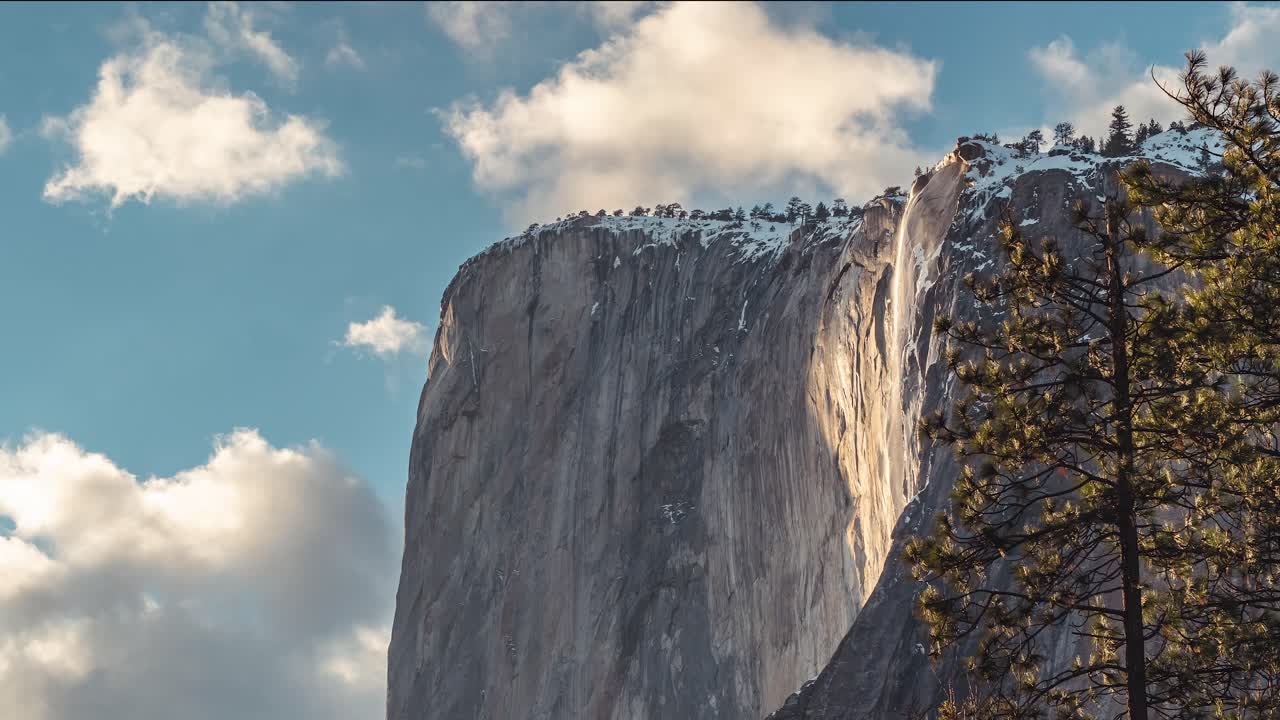 la cascada de fuego es un evento anual que tiene lugar en el parque nacional de yosemite alrededor de la segunda mitad de febrero