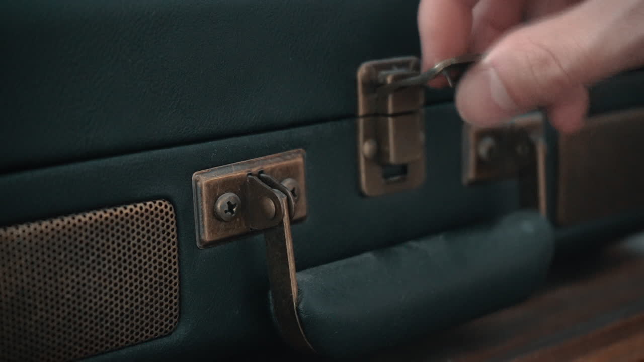 턴테이블의 라스를 여는 손의 클로즈업 샷