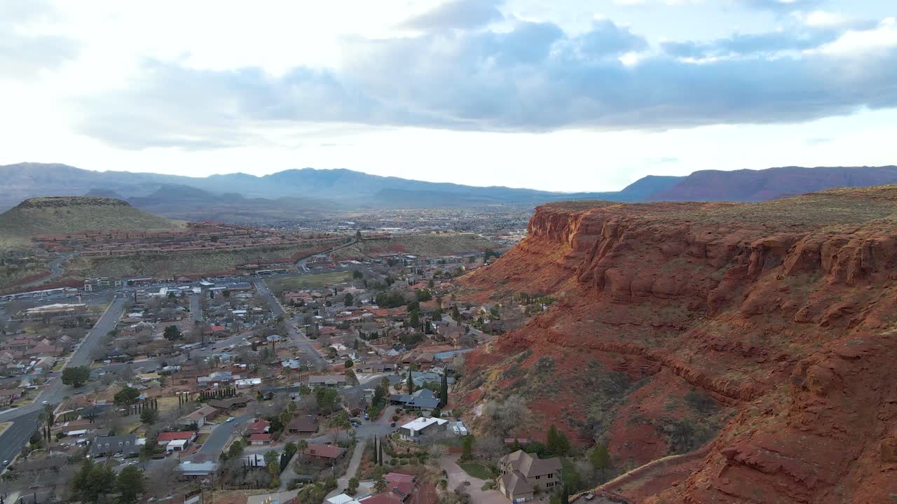 st가 내려다 보이는 붉은 바위 사암 절벽