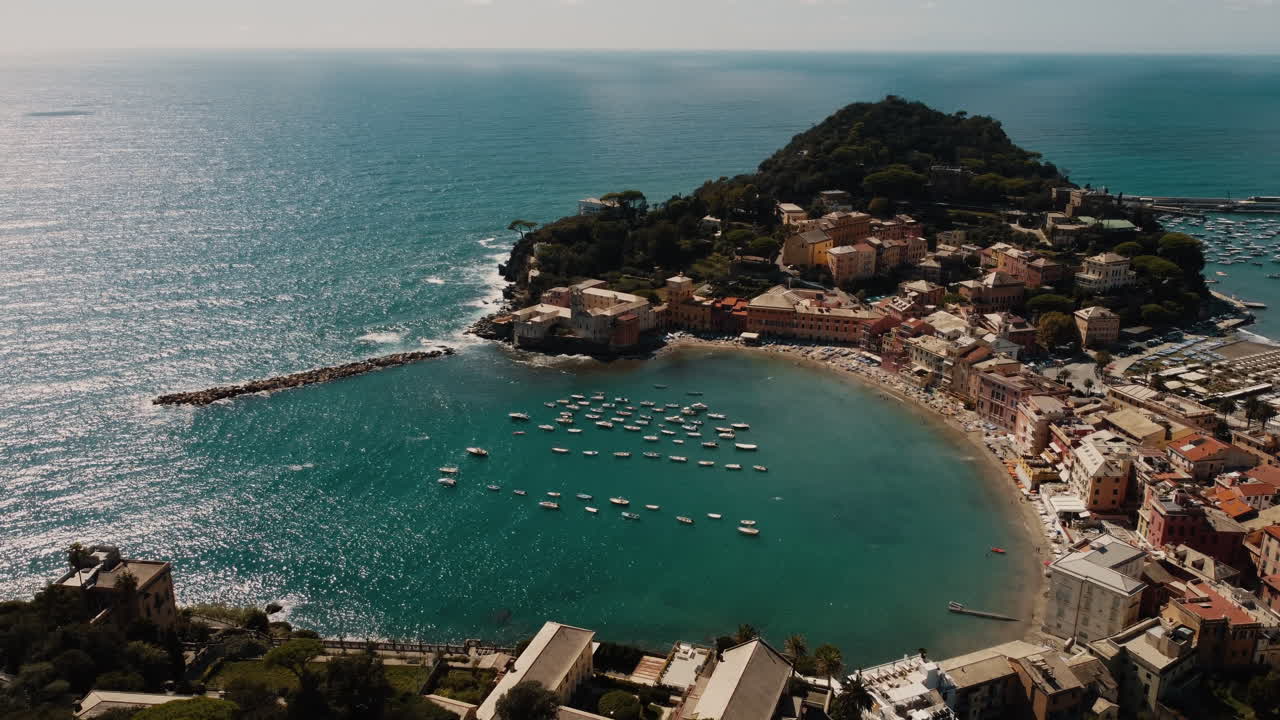 Vista aerea di una città costiera e di una baia