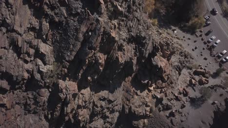 Explora-El-Terreno-Rocoso-Y-épico-Del-Gran-Cañón-De-Cottonwood-En-Utah