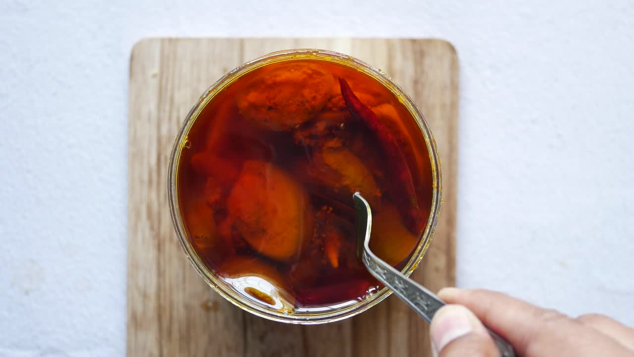 유리 항아리 에 넣은 인도 망고 피클