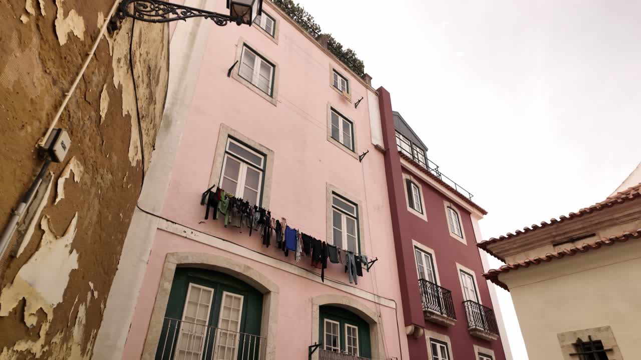 colgar ropa en edificios típicos de la calle de lisboa en cámara lenta
