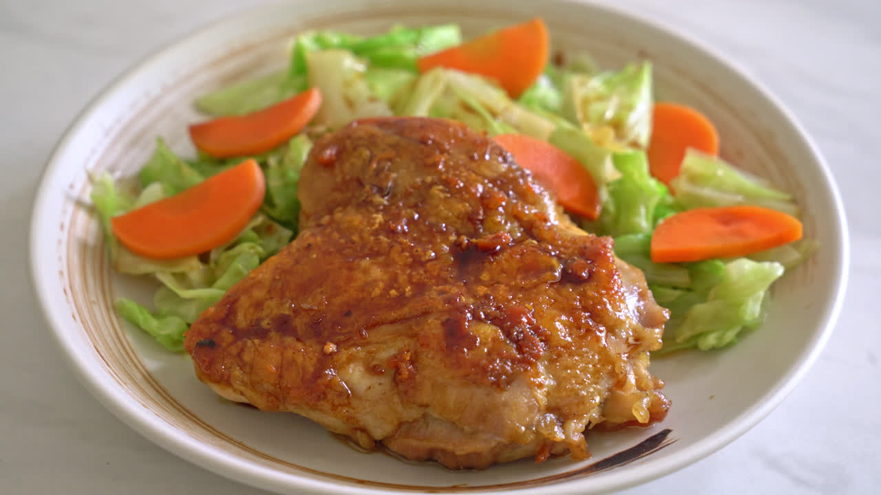 filete de pollo teppanyaki teriyaki con repollo y zanahoria