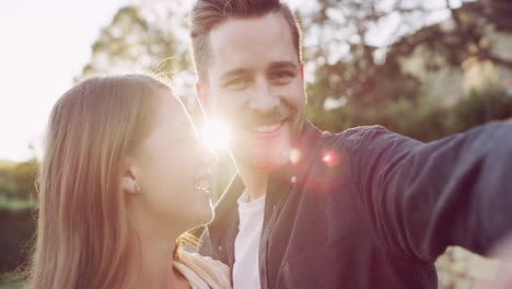 una pareja feliz tomando una selfie al aire libre