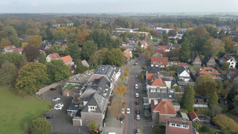 volando sobre una calle muy transitada en una ciudad suburbana