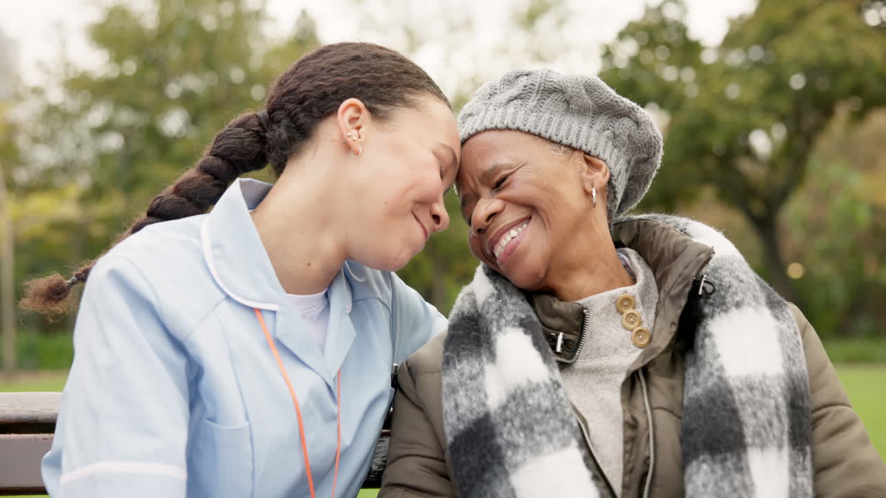간호사, 행복하고 공원에서  ⁇ 은 여자와 친구