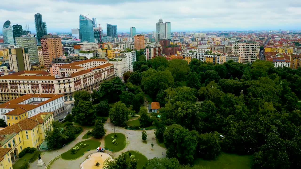 video de drones aéreos de 4k de edificios de apartamentos de gran altura y rascacielos modernos cerca del parque de jardines indro montanelli en milán, italia en un día de verano