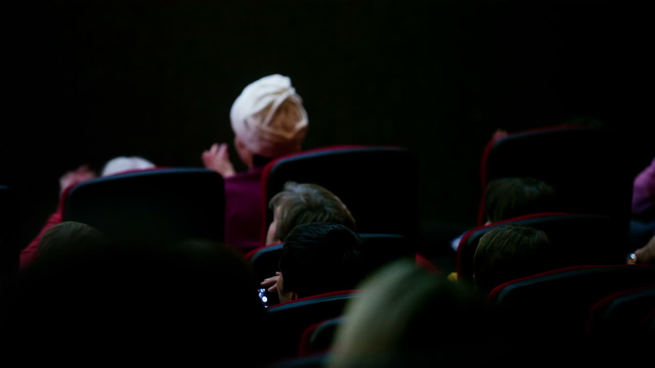 La gente aplaudiendo.