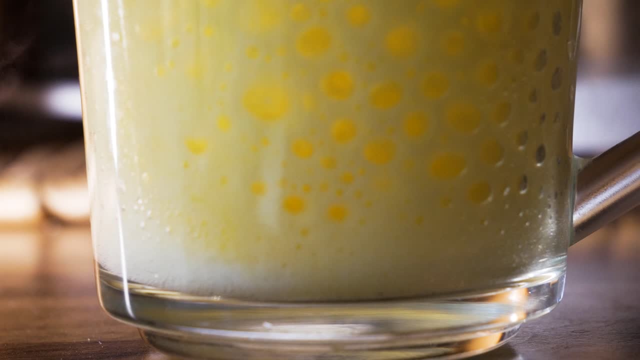 Vertiendo agua sobre polvo de vitamina de magnesio en una taza de cristal, creando mucha espuma y vapor, parece química de ciencia ficción.