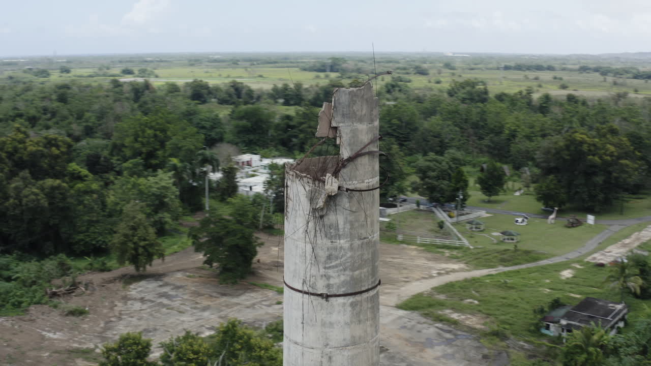primer plano aéreo de la chimenea en una antigua fábrica abandonada en puerto rico
