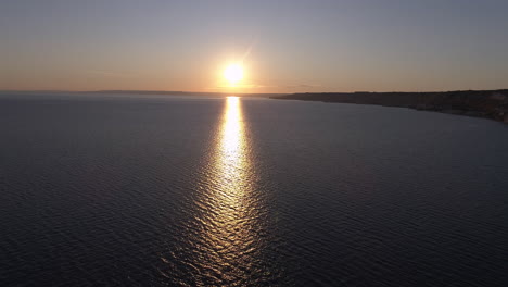 salida del sol sobre el mar