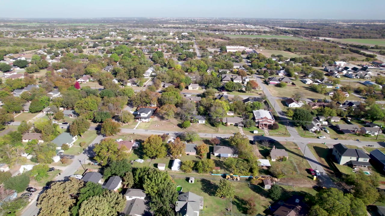 Aerial video of houses in the town of Rhome, Texas panning left