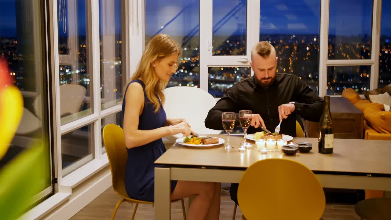 레드 와인과 저녁 식사를 하는 커플 4k