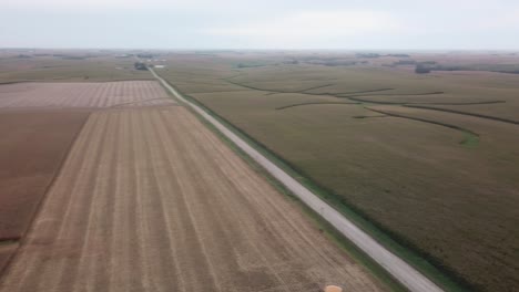 Vista-Aérea-Panorámica-Completa-De-Drones-En-Granjas-Rurales-De-Iowa-Con-Graneros,-Silos-Y-Campos-De-Maíz